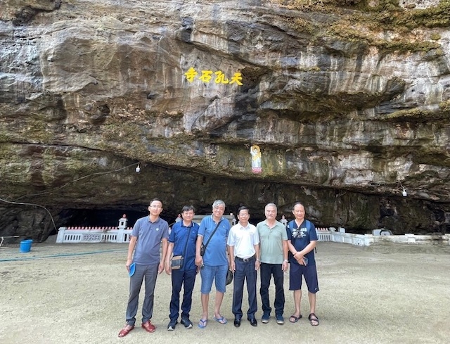 Tác giả (áo trằng đứng giữa) tại cửa Chùa Hang.&nbsp;