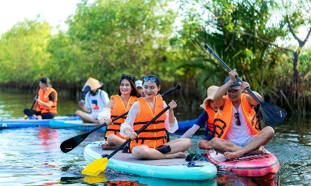 Du khách chèo thuyền SUP trải nghiệm tại Lạch phá Tam Giang.