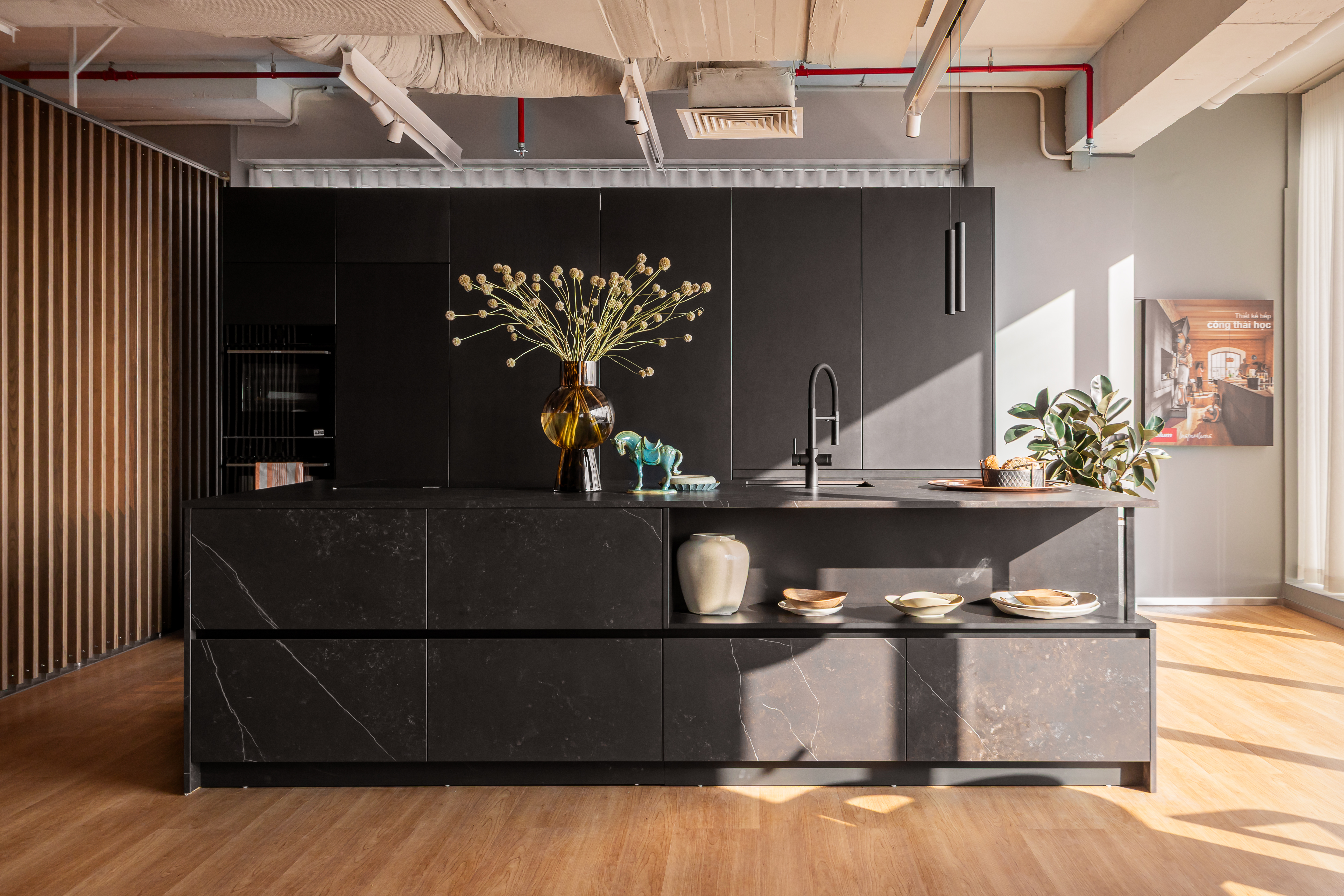 Bếp đảo hiện đại tái hiện ứng dụng thực tế của các giải pháp phụ kiện nội thất mới nhất từ Blum. Ảnh: Blum.