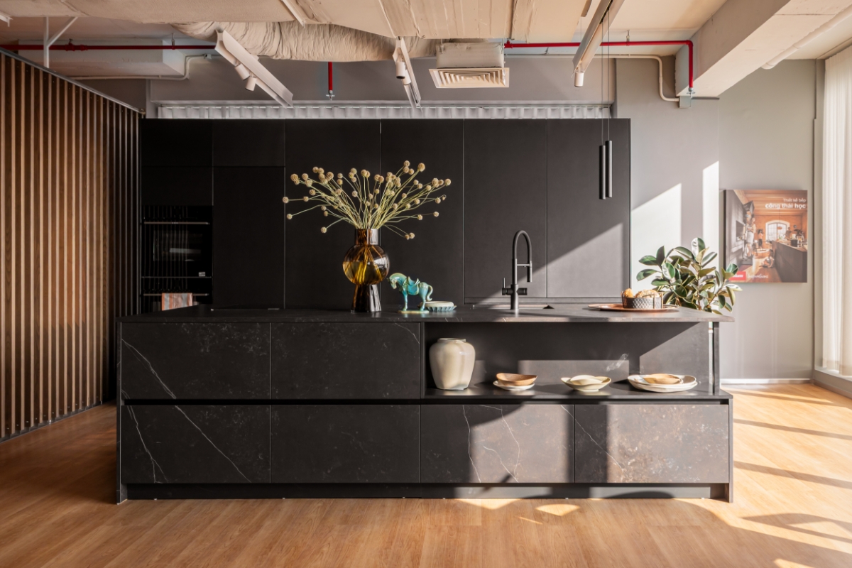 Bếp đảo hiện đại tái hiện ứng dụng thực tế của các giải pháp phụ kiện nội thất mới nhất từ Blum. Ảnh:&nbsp;Blum.