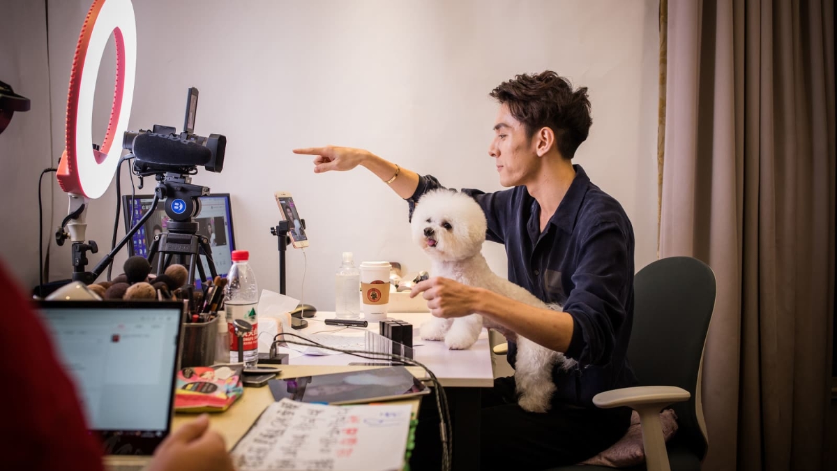 Hệ thống phải tích hợp cơ chế thông báo nhằm giúp người dùng nhận thức rõ hơn về hành vi chi tiêu của mình