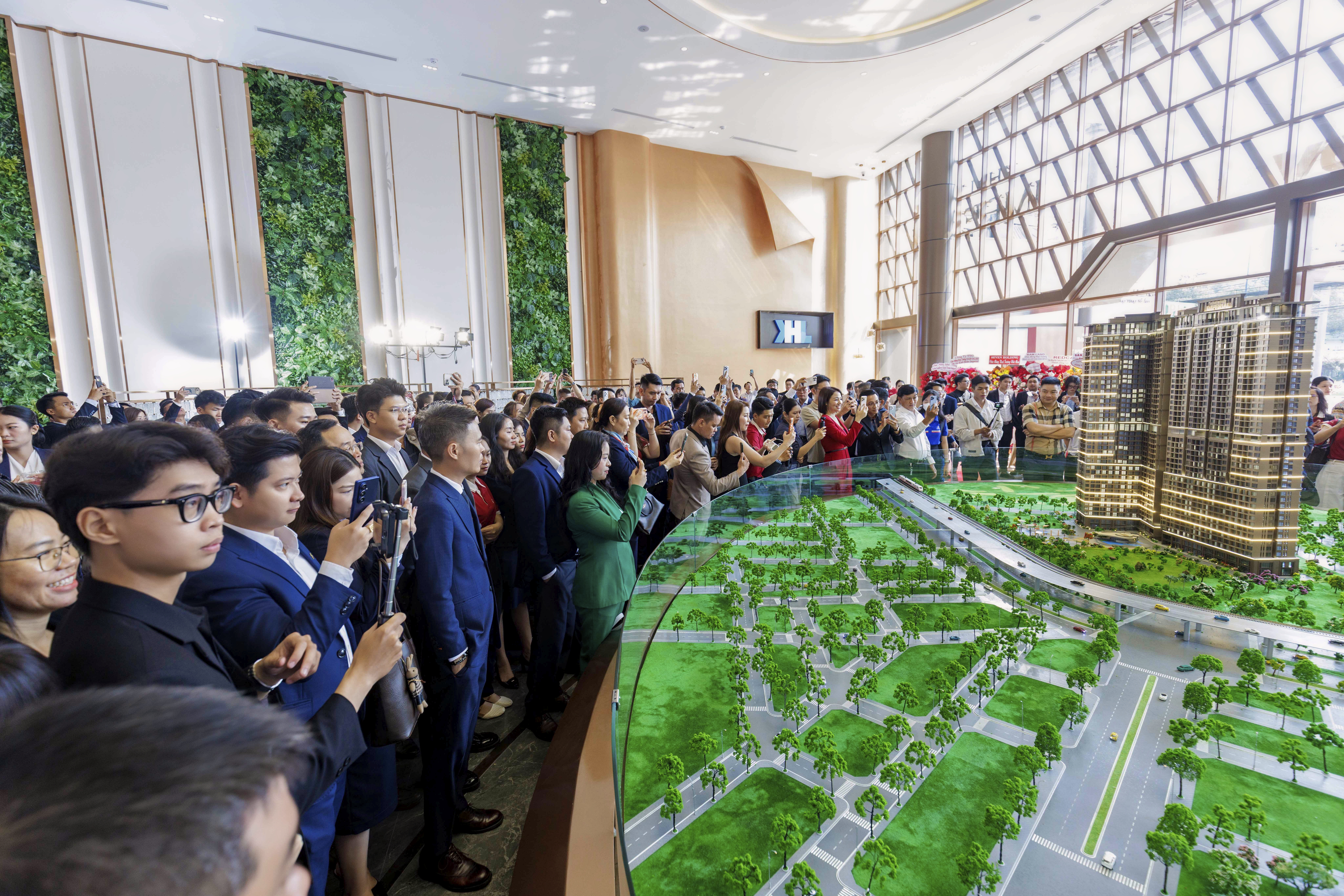 Sa bàn Khải Hoàn Imperial chính thức ra mắt, thu hút đông đảo đại lý, khách hàng. Ảnh: Khải Hoàn Land.