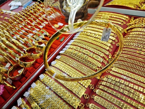 Gold prices in Vietnam continue downward trend