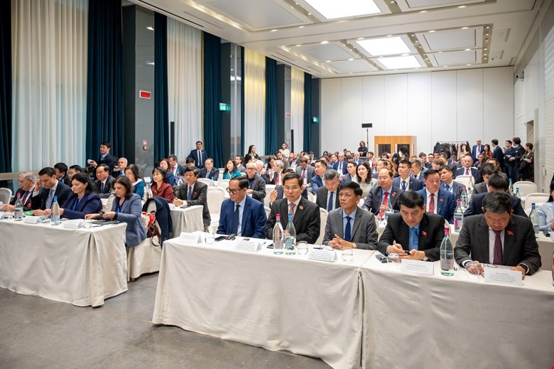 Các đại biểu Đoàn cấp cao Việt Nam tham dự Tọa đàm. Ảnh: Quốc hội.