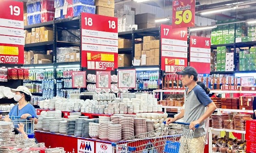 Giá xăng hạ nhiệt đã tạo động lực cho nhiều doanh nghiệp trong việc giữ giá bán hàng hóa.