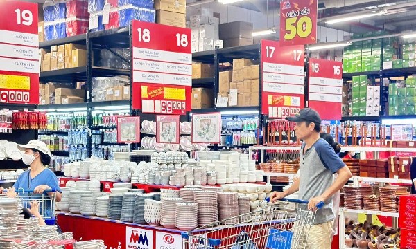 Giá xăng hạ nhiệt đã tạo động lực cho nhiều doanh nghiệp trong việc giữ giá bán hàng hóa.