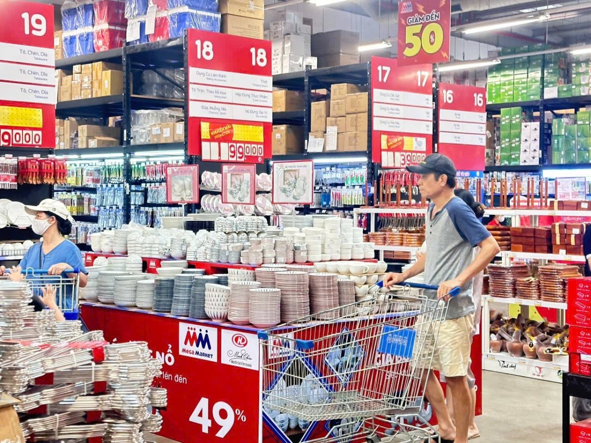 Giá xăng hạ nhiệt đã tạo động lực cho nhiều doanh nghiệp trong việc giữ giá bán hàng hóa.