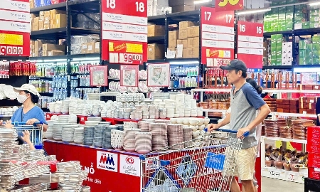 Giá xăng hạ nhiệt đã tạo động lực cho nhiều doanh nghiệp trong việc giữ giá bán hàng hóa.