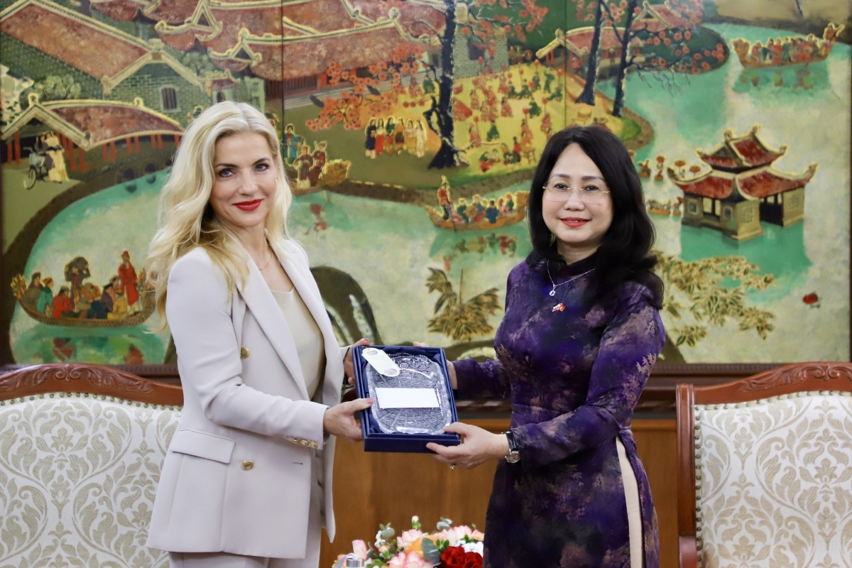 Hai Bộ trưởng&nbsp;trao quà và chụp ảnh lưu niệm.&nbsp;Ảnh: Bộ Văn hóa, Thể thao và Du lịch