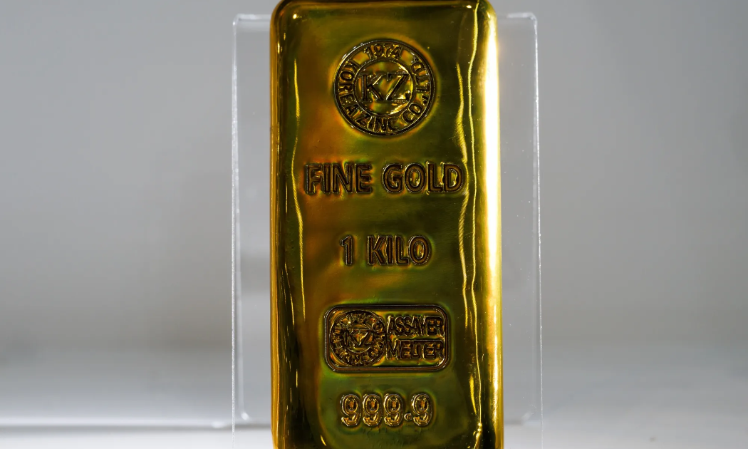 Giá vàng “bốc hơi” hơn 100 USD/oz khi giá dầu nhảy vọt qua mốc 100 USD/thùng