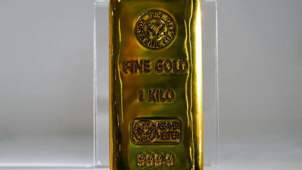 Giá vàng “bốc hơi” hơn 100 USD/oz khi giá dầu nhảy vọt qua mốc 100 USD/thùng