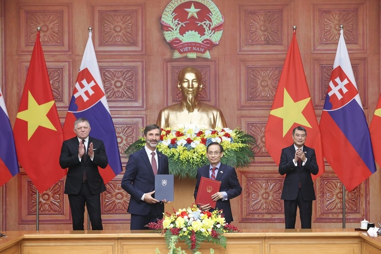 Thủ tướng Lê Minh Hưng và Thủ tướng Robert Fico chứng kiến trao Bản ghi nhớ hợp tác giữa Bộ Ngoại giao Việt Nam và Bộ Ngoại giao và các vấn đề châu Âu của Slovakia - Ảnh: VGP