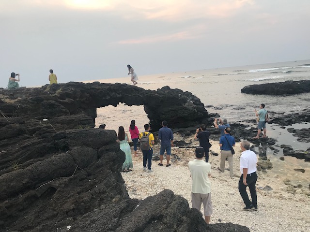 Khách du lịch thăm và chụp ảnh lưu niệm tại cổng Tò Vò. Ảnh Ngô Anh Văn