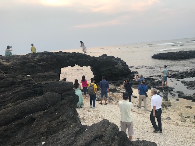 Khách du lịch thăm và chụp ảnh lưu niệm tại cổng Tò Vò. Ảnh Ngô Anh Văn