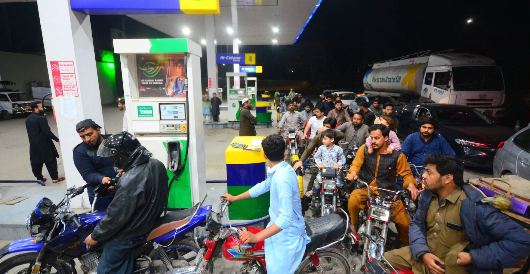 Khủng hoảng nhiên liệu hiện hữu trên đường phố Pakistan (3/4/2026), Pakistan là một trong số ít nhất 16 quốc gia châu Á buộc phải áp dụng các biện pháp tiết kiệm năng lượng quyết liệt, bao gồm giảm tốc độ trên cao tốc và hạn chế lái xe theo ngày chẵn lẻ. Nguồn ảnh: ZUMA Press