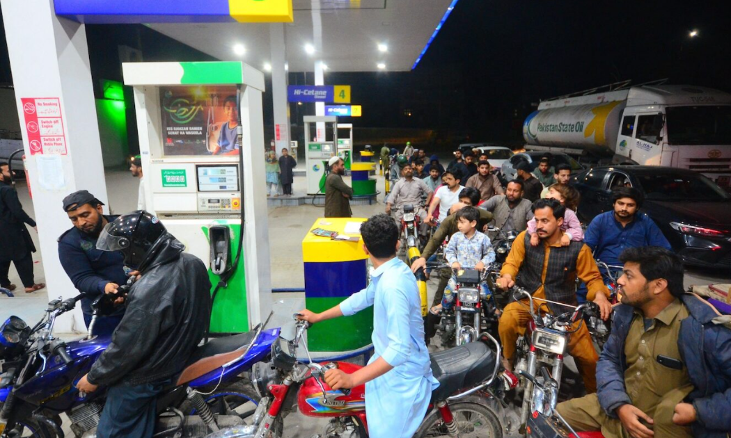 Khủng hoảng nhiên liệu hiện hữu trên đường phố Pakistan (3/4/2026), Pakistan là một trong số ít nhất 16 quốc gia châu Á buộc phải áp dụng các biện pháp tiết kiệm năng lượng quyết liệt, bao gồm giảm tốc độ trên cao tốc và hạn chế lái xe theo ngày chẵn lẻ. Nguồn ảnh: ZUMA Press