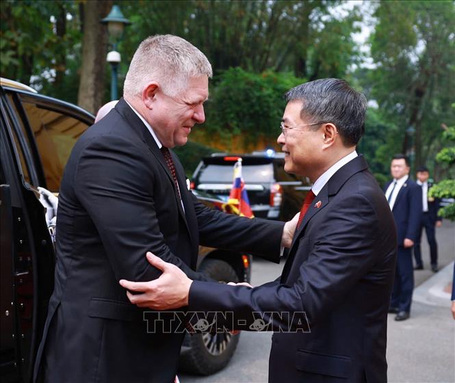 Thủ tướng Lê Minh Hưng đón Thủ tướng Slovakia Robert Fico. Ảnh: TTXVN