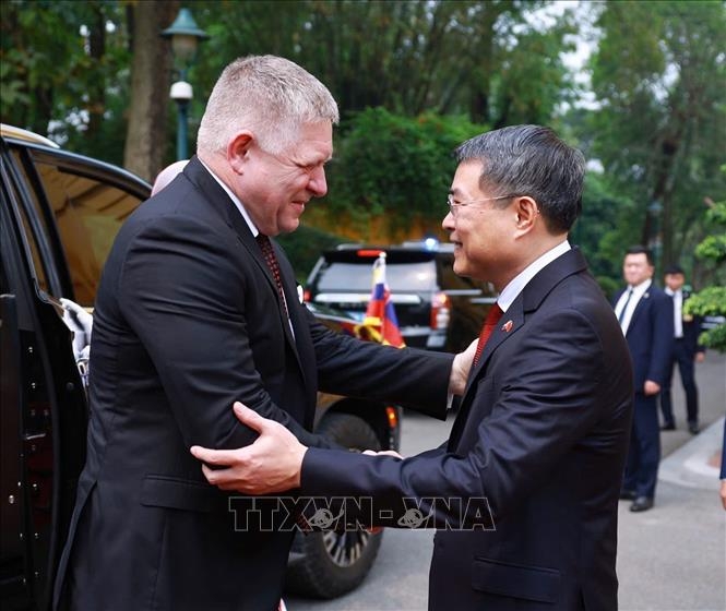 Thủ tướng Lê Minh Hưng đón Thủ tướng Slovakia Robert Fico. Ảnh: TTXVN