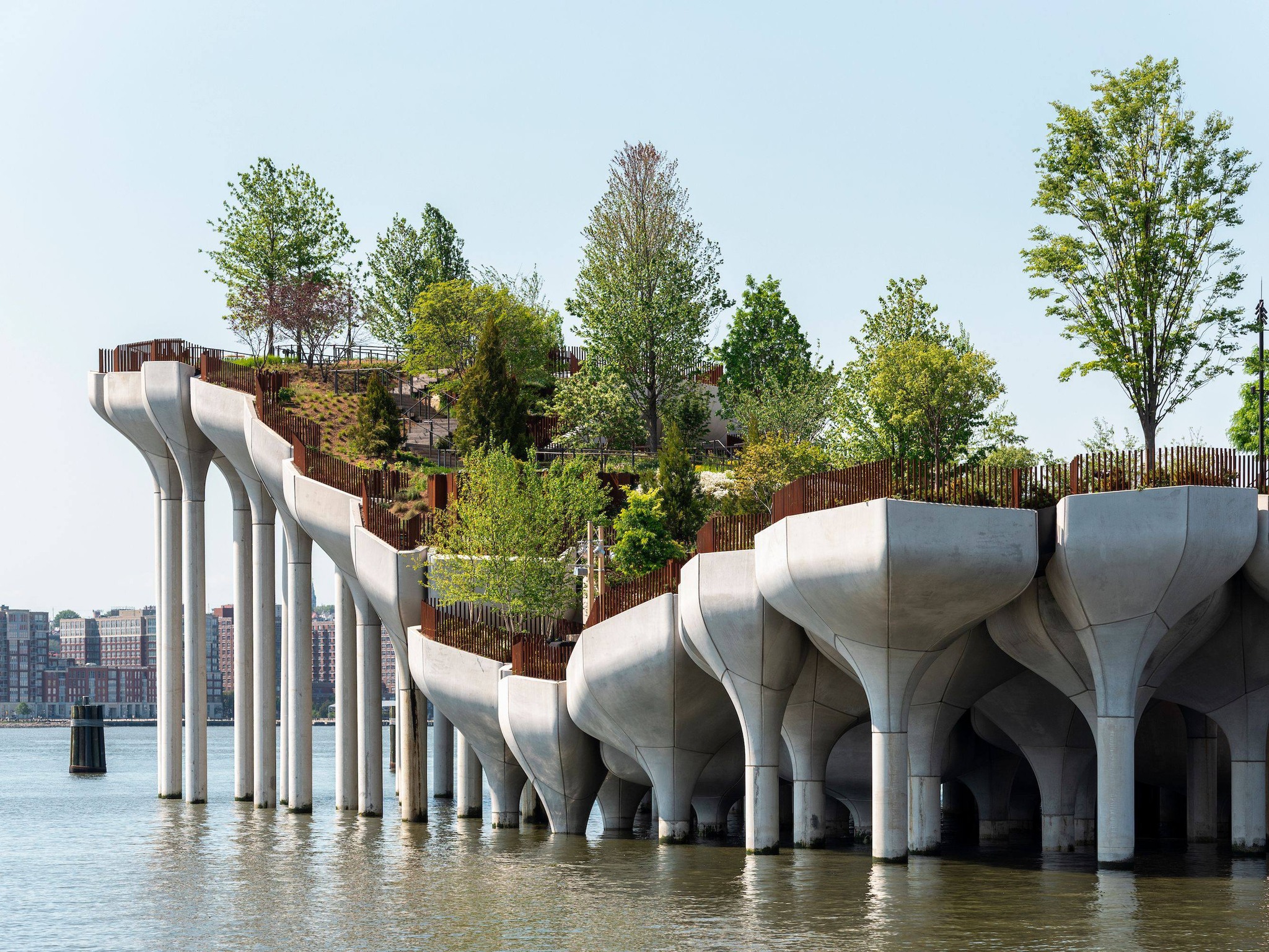 Công viên Little Island, một ốc đảo đô thị độc đáo nằm trên sông Hudson ở thành phố New York.