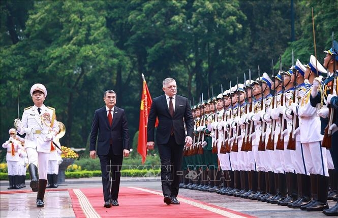 Thủ tướng Lê Minh Hưng và Thủ tướng Slovakia Robert Fico duyệt Đội danh dự Quân đội nhân dân Việt Nam. Ảnh: ttxvn