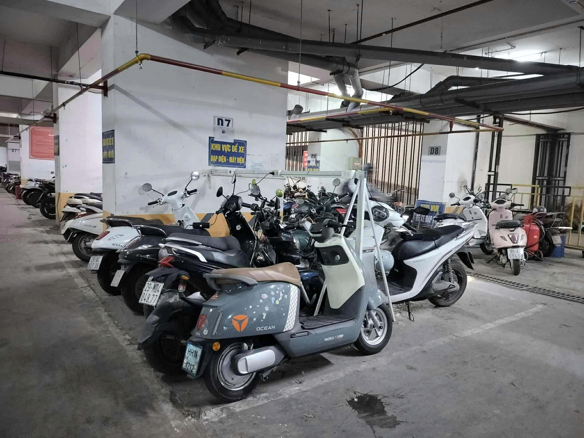 Thực tế, đa số các chung cư cũ, đặc biệt là các tòa nhà xây dựng trước năm 2015, có hệ thống điện được thiết kế sát với nhu cầu sinh hoạt cơ bản, gần như không có dự phòng cho phụ tải lớn từ trạm sạc. Ảnh minh hoạ: Phi Hùng.