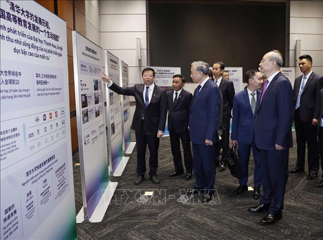 Tổng Bí thư, Chủ tịch nước Tô Lâm nghe giới thiệu về Đại học Thanh Hoa. Ảnh: TTXVN