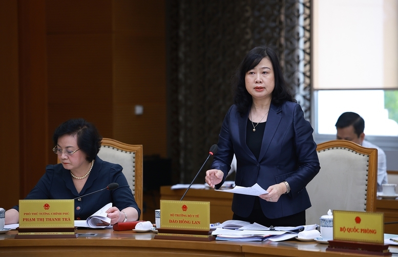 Bộ trưởng Bộ Y tế Đào Hồng Lan báo cáo tại cuộc họp - Ảnh: VGP