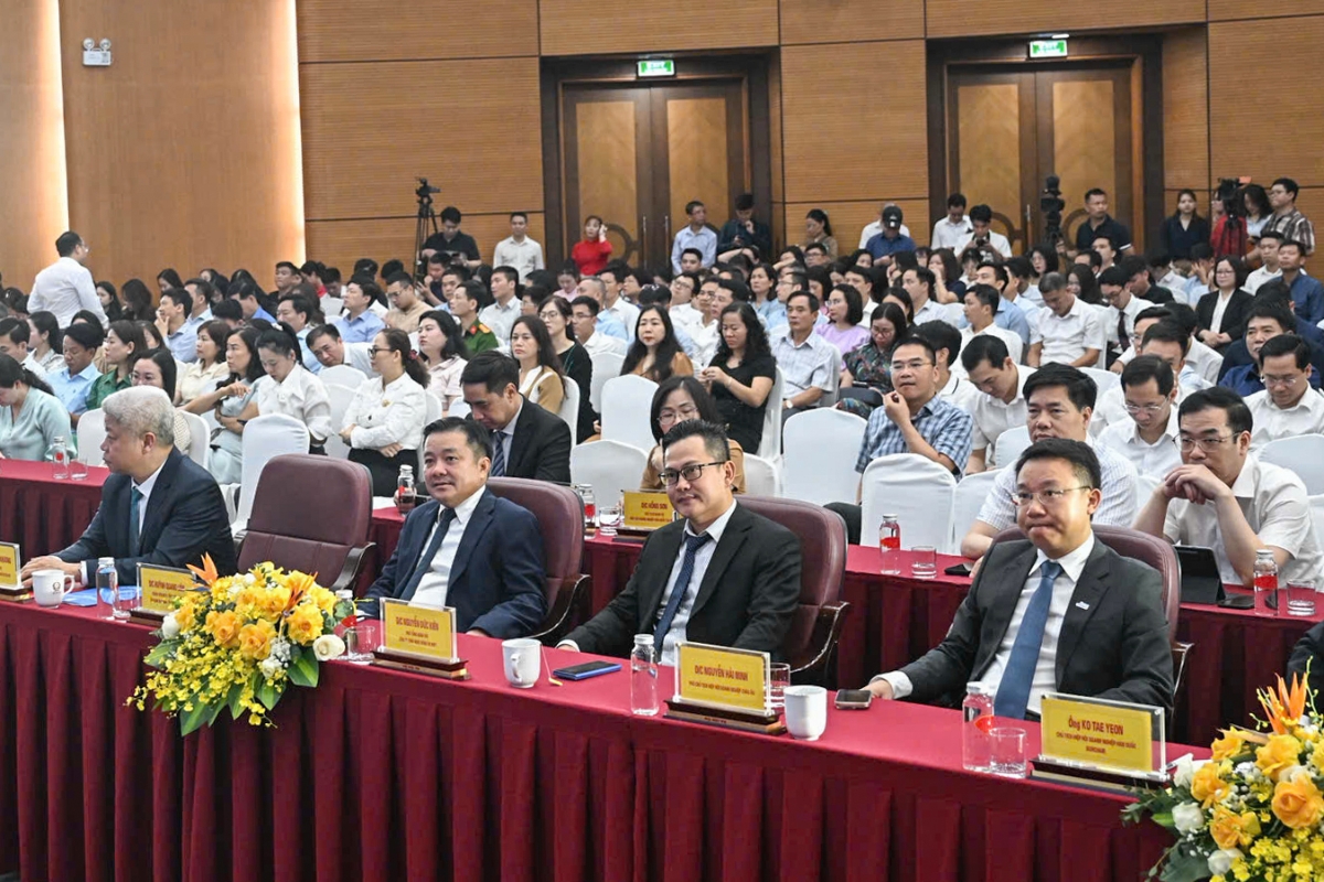 Đại diện nhiều hiệp hội doanh nghiệp, doanh nghiệp tham dự lễ khai trương Sàn giao dịch việc làm quốc gia. Ảnh: Quân Long.