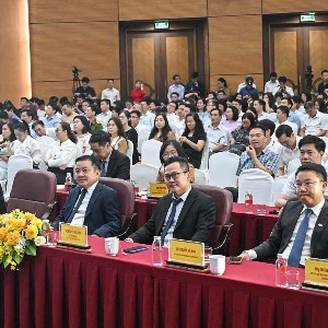Đại diện nhiều hiệp hội doanh nghiệp, doanh nghiệp tham dự lễ khai trương Sàn giao dịch việc làm quốc gia. Ảnh: Quân Long.