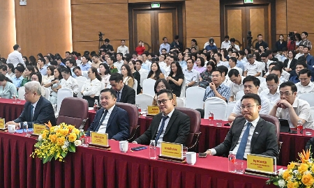 Đại diện nhiều hiệp hội doanh nghiệp, doanh nghiệp tham dự lễ khai trương Sàn giao dịch việc làm quốc gia. Ảnh: Quân Long.