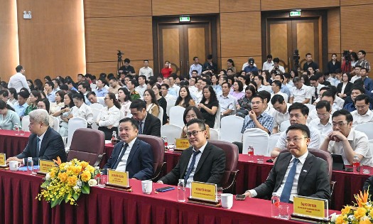 Đại diện nhiều hiệp hội doanh nghiệp, doanh nghiệp tham dự lễ khai trương Sàn giao dịch việc làm quốc gia. Ảnh: Quân Long.