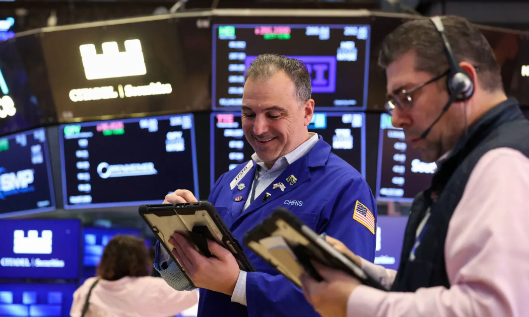 Chứng khoán Mỹ xanh rực, giá dầu trượt mạnh khỏi ngưỡng 100 USD/thùng