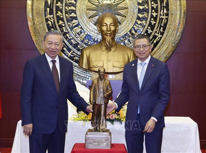  Tổng Bí thư, Chủ tịch nước Tô Lâm tặng bức tượng Bác Hồ cho Đại sứ quán và đại diện cộng đồng người Việt Nam tại Trung Quốc. Ảnh: TTXVN