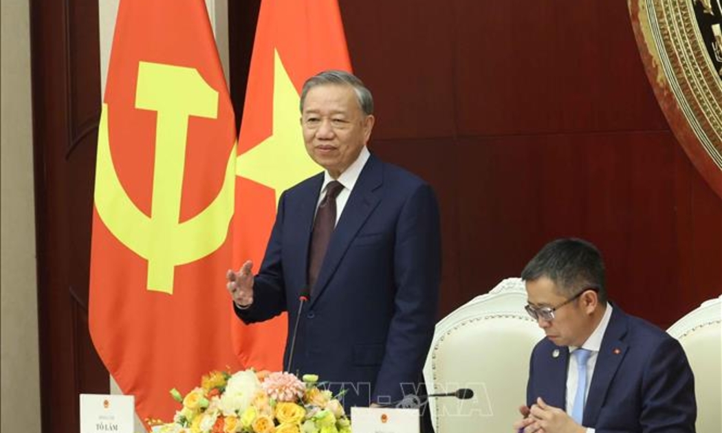 Tổng Bí thư, Chủ tịch nước Tô Lâm phát biểu tại buổi gặp gỡ cán bộ, nhân viên Đại sứ quán và đại diện cộng đồng người Việt Nam tại Trung Quốc. Ảnh: TTXVN