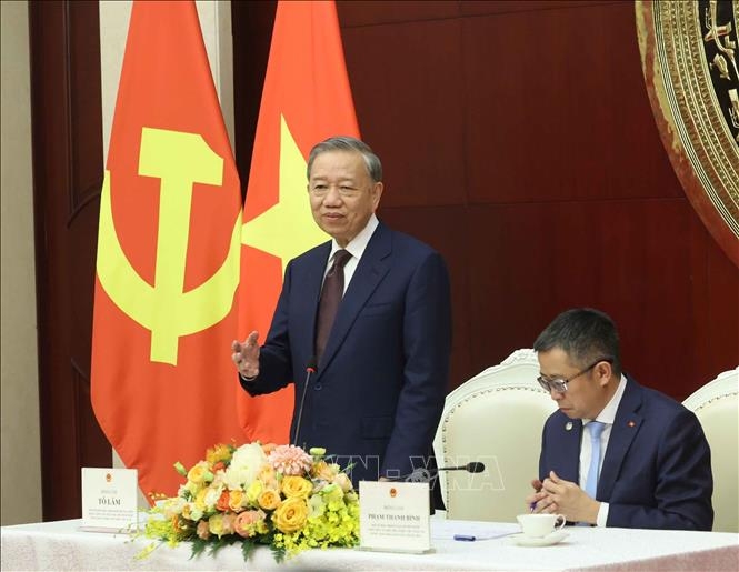 Tổng Bí thư, Chủ tịch nước Tô Lâm phát biểu tại buổi gặp gỡ cán bộ, nhân viên Đại sứ quán và đại diện cộng đồng người Việt Nam tại Trung Quốc. Ảnh: TTXVN