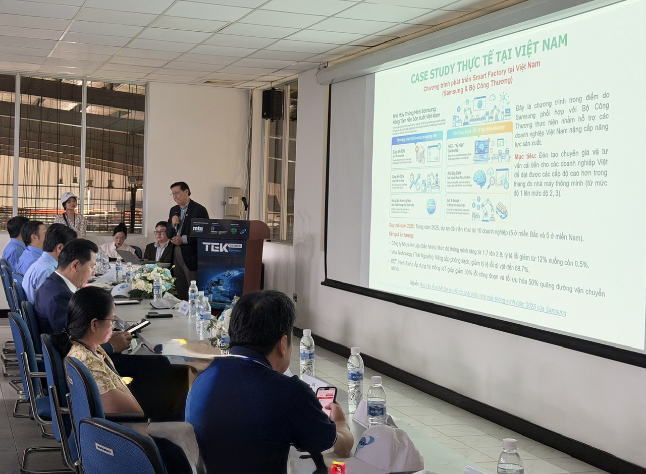 PGS. TS Lê Hoài Quốc chia sẻ tại tọa đàm: 'Tự động  hóa nhà máy trong chuỗi cung ứng sản xuất: Cơ hội và Thách thức cho doanh nghiệp Việt Nam'.