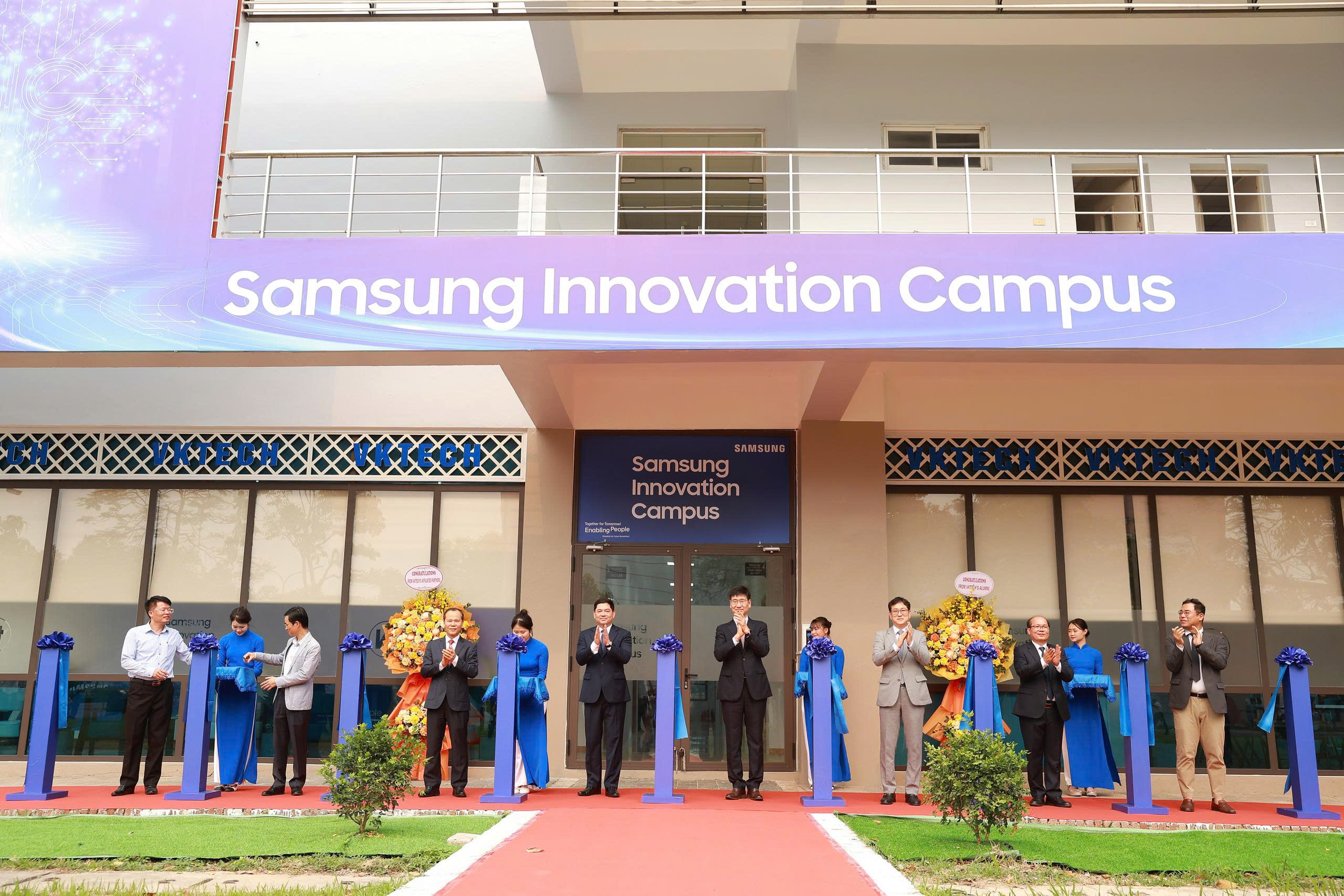 Các đại biểu cắt băng khánh thành Trung tâm Phát triển nhân tài công nghệ cao Samsung Innovation Campus.