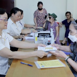 Người hưởng lương hưu tại Hà Nội. Ảnh: T.H.
