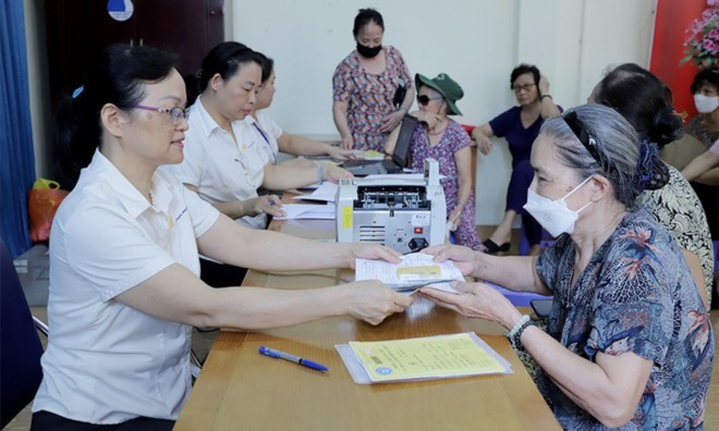 Người hưởng lương hưu tại Hà Nội. Ảnh: T.H.