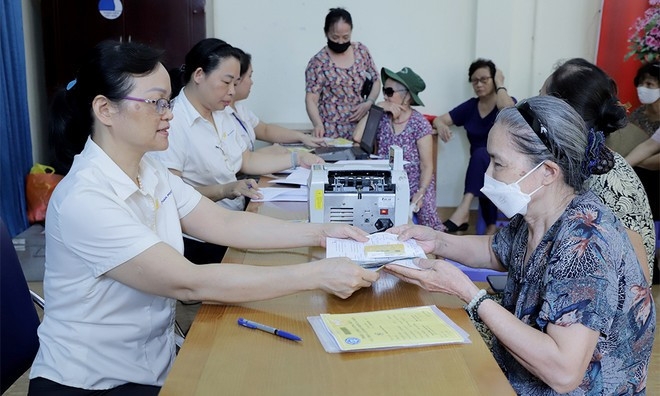 Người hưởng lương hưu tại Hà Nội. Ảnh: T.H.