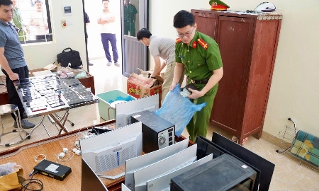 Cơ quan chức năng kiểm tra, thu giữ nhiều tang vật của nhóm lừa đảo.