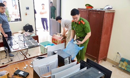 Cơ quan chức năng kiểm tra, thu giữ nhiều tang vật của nhóm lừa đảo.