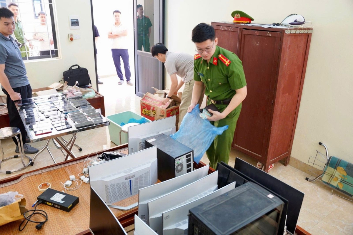 Cơ quan chức năng kiểm tra, thu giữ nhiều tang vật của nhóm lừa đảo.