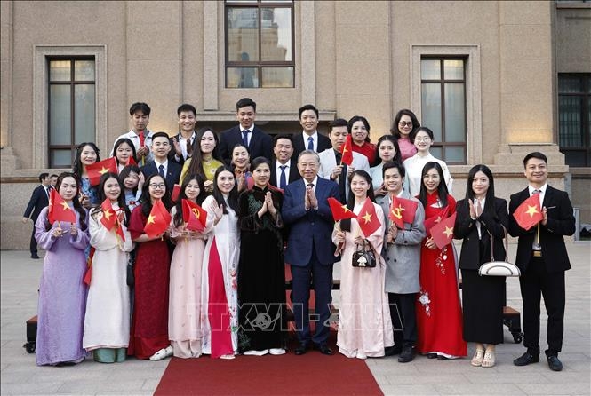 Tổng Bí thư, Chủ tịch nước Tô Lâm và Phu nhân với cán bộ, nhân viên Đại sứ quán và đại diện cộng đồng người Việt Nam tại Trung Quốc. Ảnh: TTXVN