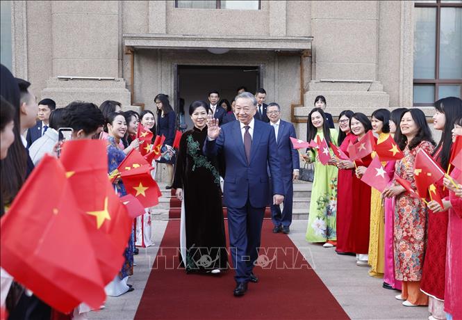 Tổng Bí thư, Chủ tịch nước Tô Lâm và Phu nhân cùng Đoàn đại biểu cấp cao Việt Nam thăm Đại sứ quán, gặp gỡ cán bộ các cơ quan đại diện và cộng đồng người Việt Nam đang sinh sống, học tập, làm việc tại Trung Quốc. Ảnh: TTXVN