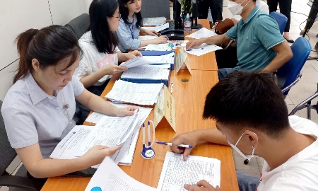 Người lao động hưởng bảo hiểm thất nghiệp khai báo thông tin tìm kiếm việc làm. Ảnh: Thu Hằng.