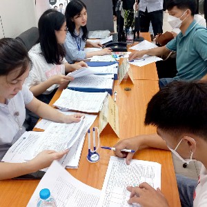 Người lao động hưởng bảo hiểm thất nghiệp khai báo thông tin tìm kiếm việc làm. Ảnh: Thu Hằng.