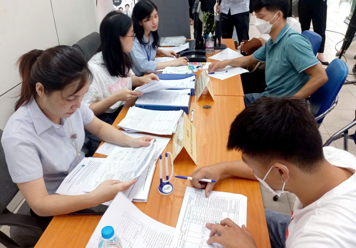 Người lao động hưởng bảo hiểm thất nghiệp khai báo thông tin tìm kiếm việc làm. Ảnh: Thu Hằng.