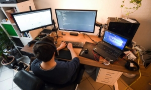 Các startup cần xây dựng một "bộ câu hỏi phản biện" khi làm việc với AI. Ảnh minh họa