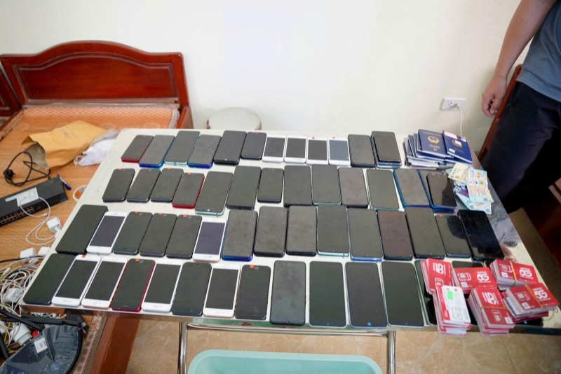 Hàng chục điện thoại, thẻ sim được lực lượng chức năng thu giữ. 